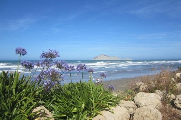 Una playa cerca, sillas reclinables de playa