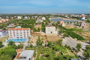 Hồ bơi ngoài trời