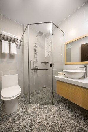 Dusche, kostenlose Toilettenartikel, Haartrockner, Hausschuhe