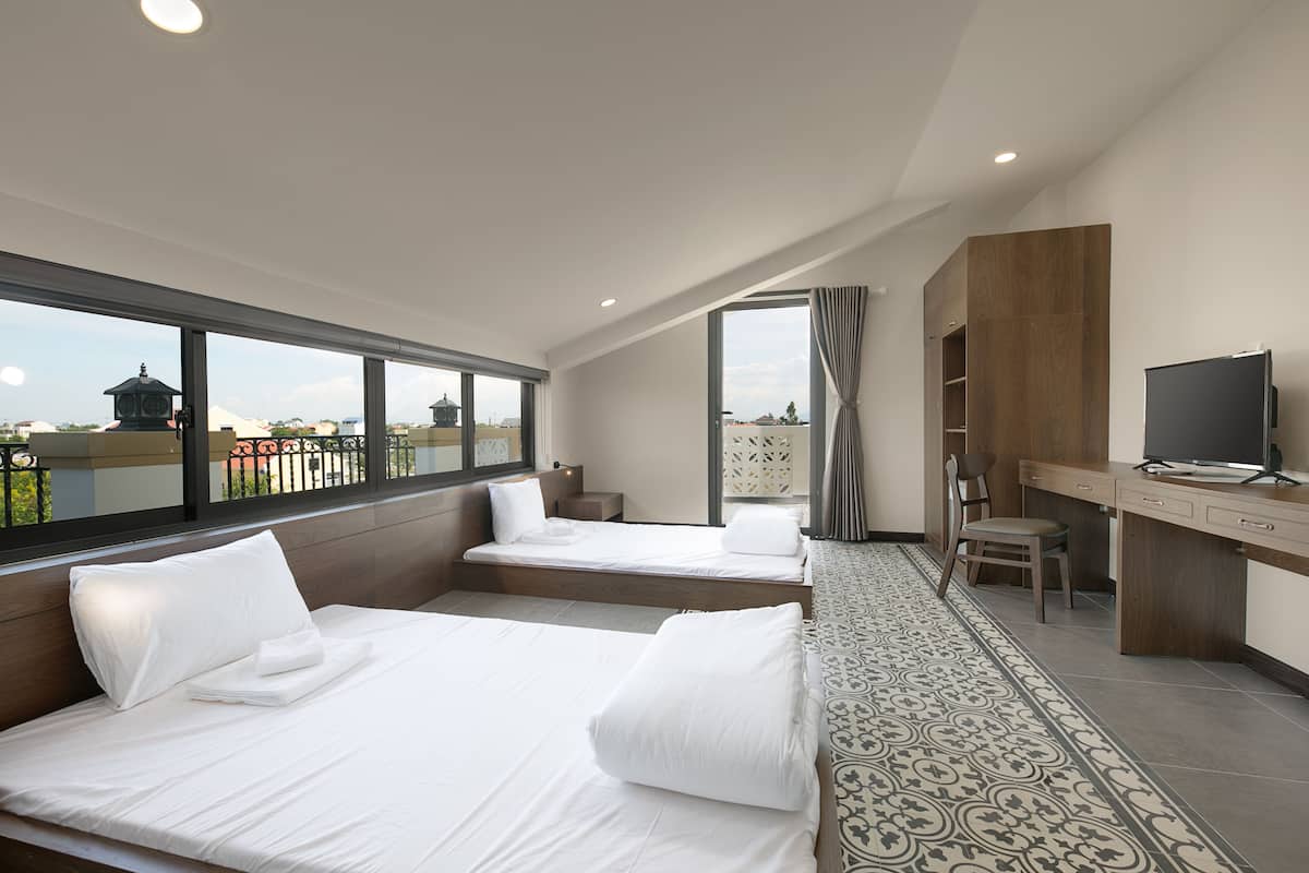 Deluxe Twin Room | Desk, iron/ironing board (on request), WiFi (free), bed sheets