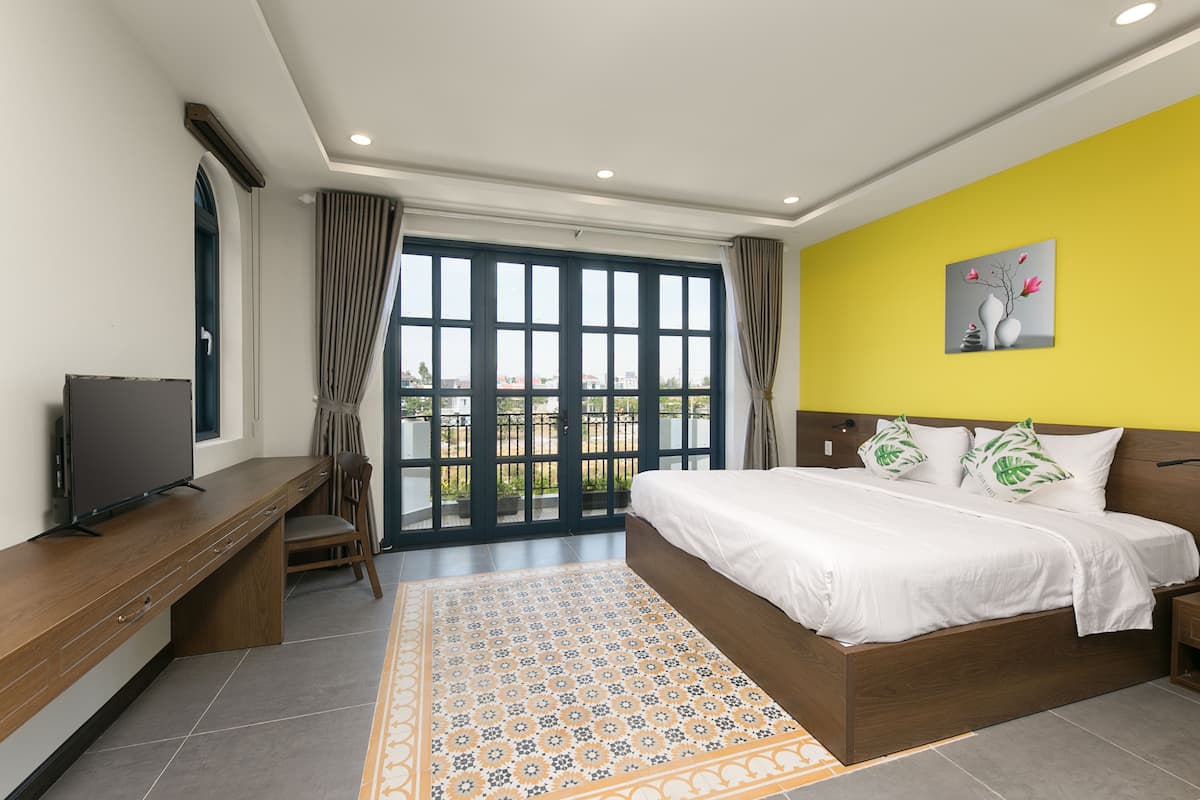 Deluxe Double Room | Desk, iron/ironing board (on request), WiFi (free), bed sheets