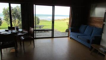 Televisie, een dvd-speler en boeken