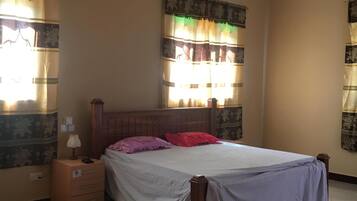 3 多间卧室、办公桌、WiFi、床单