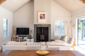 Televisie, een open haard en een kantoor