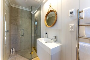 Dusche, Haartrockner, Shampoo
