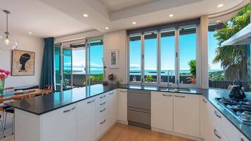 Geladeira, micro-ondas, fogão, cooktop