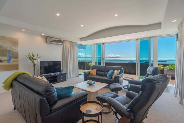 TV, DVD player, aparelho de som