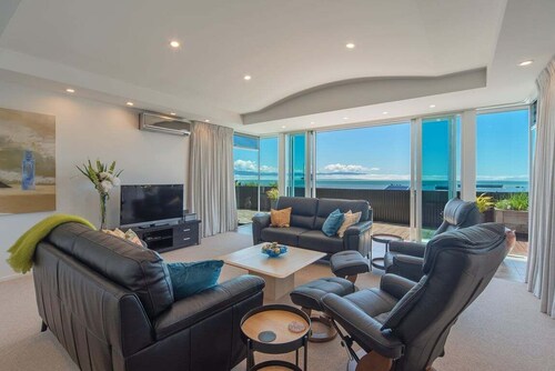 Aporo - Architectural, Light-filled, Great Views!