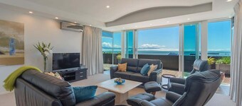 Aporo - Architectural, Light-filled, Great Views!