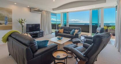 Aporo - Architectural, Light-filled, Great Views!