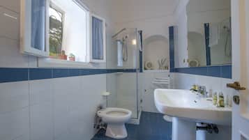 Doccia, asciugacapelli, bidet, asciugamani