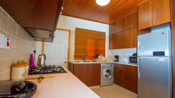 Cottage, 3 Bedrooms | Private kitchen | Full-sized fridge, microwave, oven, stovetop