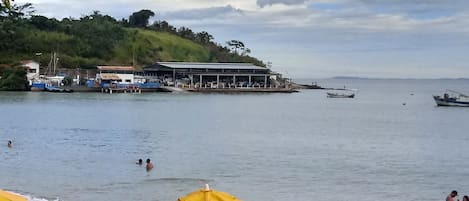 Perto da praia, espreguiçadeiras 