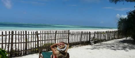 Plage, chaises longues, serviettes de plage