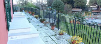 NEW FLAT IN A QUIET AREA WITH PROVAT PARKING LOT AND GARDEN