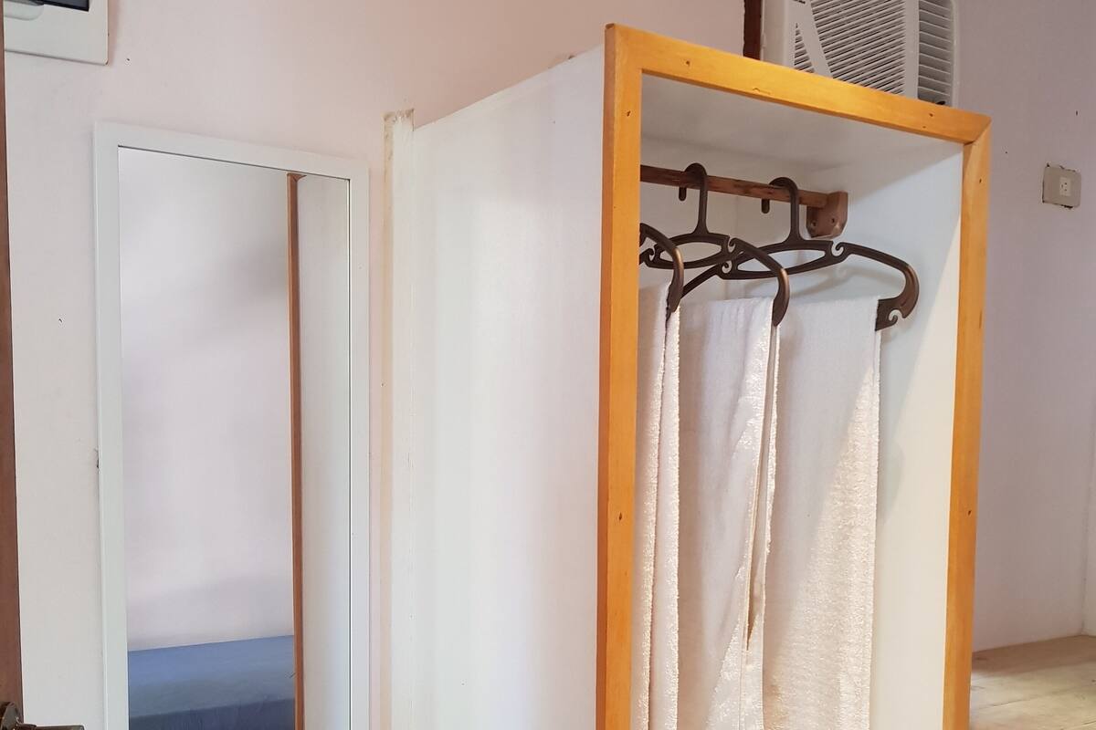 Habitación triple Confort, 1 habitación | Escritorio, espacio para trabajar con laptop y ropa de cama