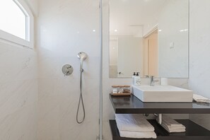 Dusche, Haartrockner, Bidet, Handtücher