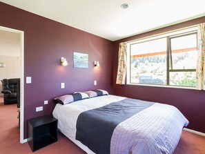 4 bedrooms, bed sheets