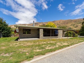 Exterior - Mill House - Wanaka Holiday Home (Wanaka)