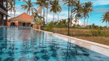 Kolam renang outdoor, dengan kursi berjemur