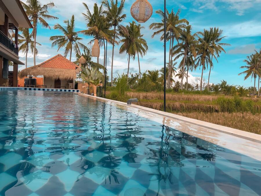 Piscina externa, espreguiçadeiras