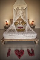 Honeymoon Villa | Soundproofing, rollaway beds, free WiFi, bed sheets