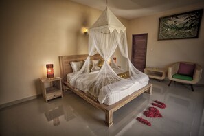 Honeymoon Villa | Soundproofing, rollaway beds, free WiFi, bed sheets