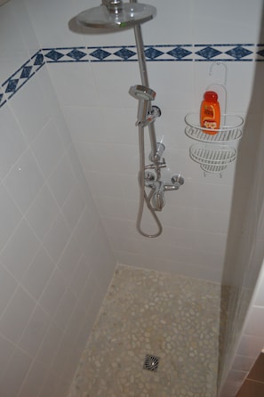 Kostenlose Toilettenartikel, Haartrockner, Handtücher
