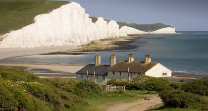 Fabulous coastal 6 bedroom 4 bathroom holiday home, parking and sunny garden