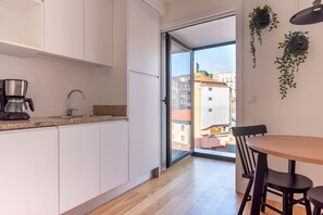 Frigorifero, microonde, lavastoviglie, macchina per tè/caffè