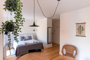 Iron/ironing board, free WiFi, bed sheets