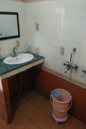 Deluxe Double Room | Bathroom | Shower - Shangrila Resorts by Raatri (Jakholi)