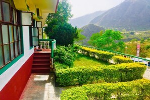 Property entrance - Shangrila Resorts by Raatri (Jakholi)