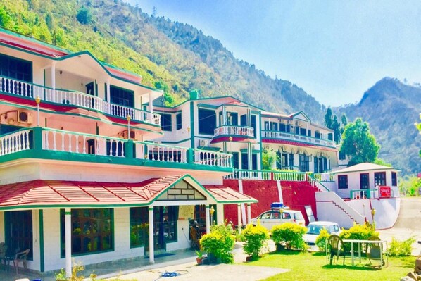 Front of property - Shangrila Resorts by Raatri (Jakholi)