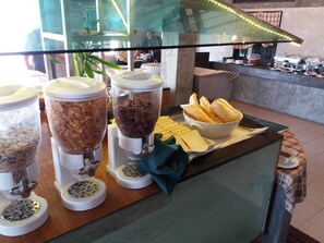 Desayuno buffet diario (THB 200 por persona)