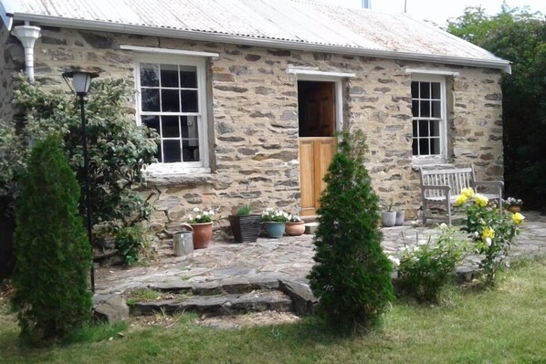 Exterior - Historic stone cottage (Cromwell)
