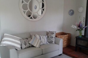 TV, fireplace - Historic stone cottage (Cromwell)