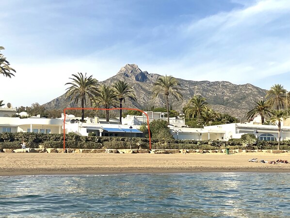 On the beach - BEACHFRONT , Central, quiet, parking, pool (Marbella)