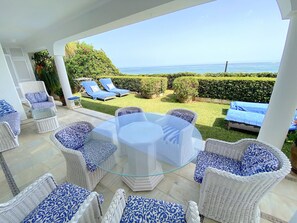 Outdoor dining - BEACHFRONT , Central, quiet, parking, pool (Marbella)