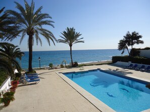 Outdoor pool - BEACHFRONT , Central, quiet, parking, pool (Marbella)