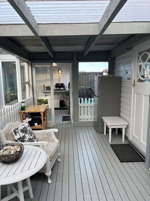 Outdoor dining - Unique Tiny homes with fabulous views and cosy internal courtyard. (Brophys Beach)