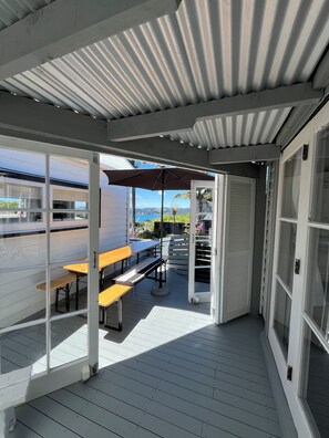 Outdoor dining - Unique Tiny homes with fabulous views and cosy internal courtyard. (Brophys Beach)