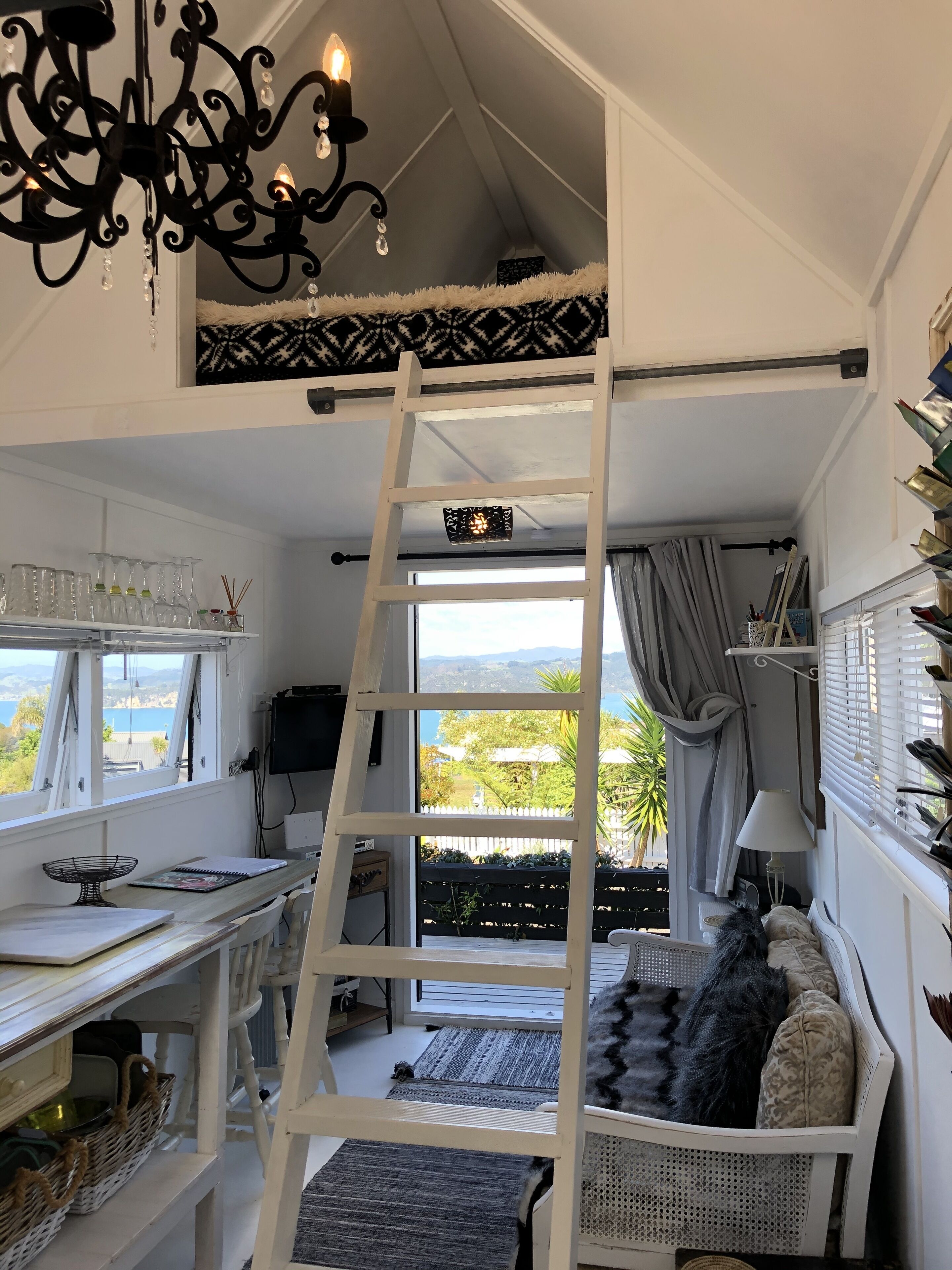 Tv, dvd-afspiller, bøger, videobibliotek