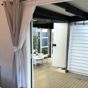 3 bedrooms, desk, iron/ironing board, free WiFi - Unique Tiny homes with fabulous views and cosy internal courtyard. (Brophys Beach)