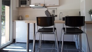 Kaffetrakter/tekoker, kjøleskap, mikrobølgeovn og ovn
