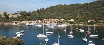 HYÈRES (Halbinsel Giens), MAGNIFICENT STUDIO 50 m vom Meer entfernt!