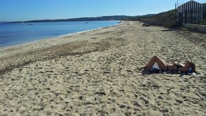 På stranden