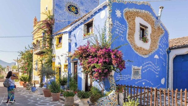 A colorful building with a blue facade, a balcony with plants, and a small window. - Vacation House Zagara - Giardinello (Giardinello)