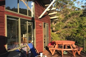 Outdoor dining - Peaceful Ocean facing Island Escape (Kawau Island)