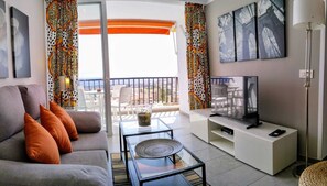 Télévision à écran plat, lecteur de DVD, livres